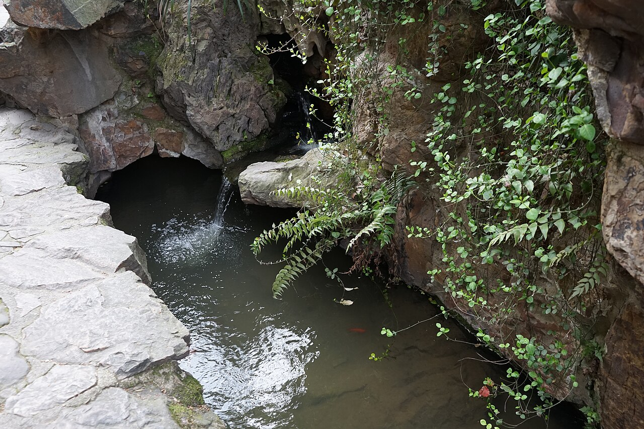 寄畅园八音涧的山石、绿荫与流水