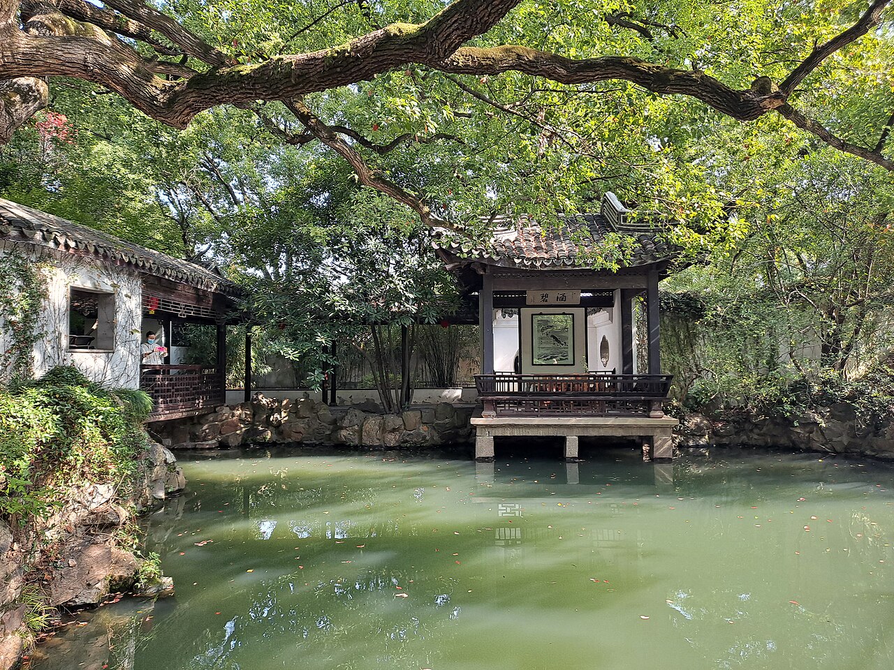寄畅园古树、亭台与池水相映
