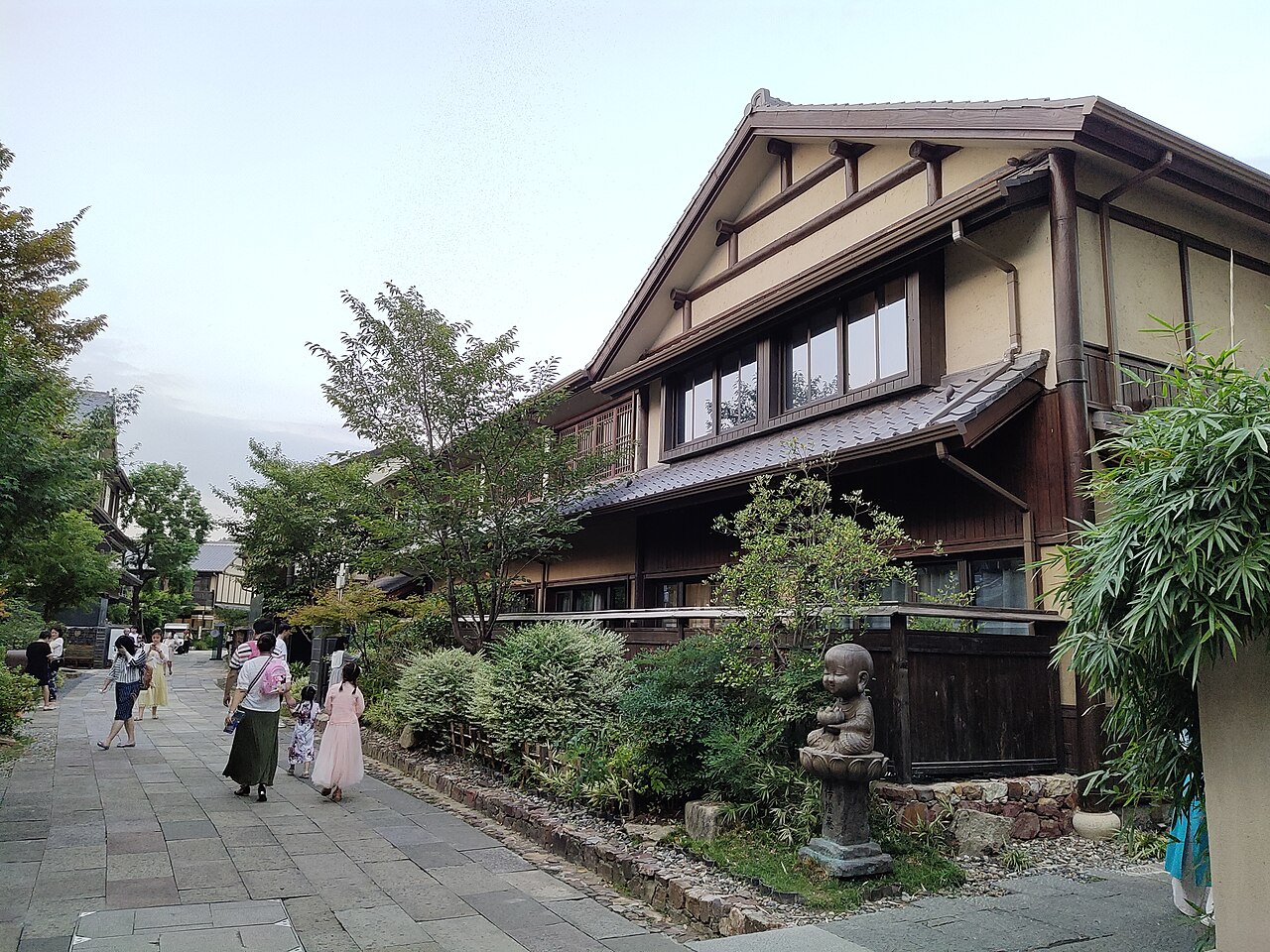 拈花湾街巷中的木质町屋建筑