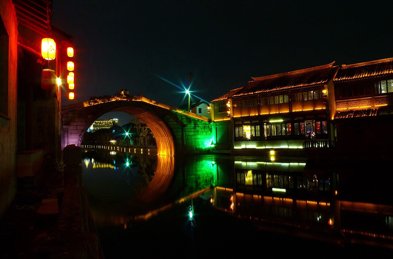 夜晚灯火映照下的无锡清名桥与古运河